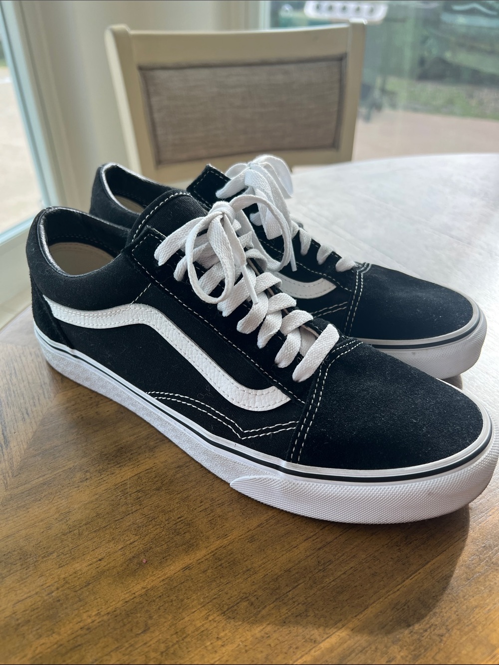Vans Old Skool Classic Black Low-Top Sneakers with White Stripe. Size 10 (women)